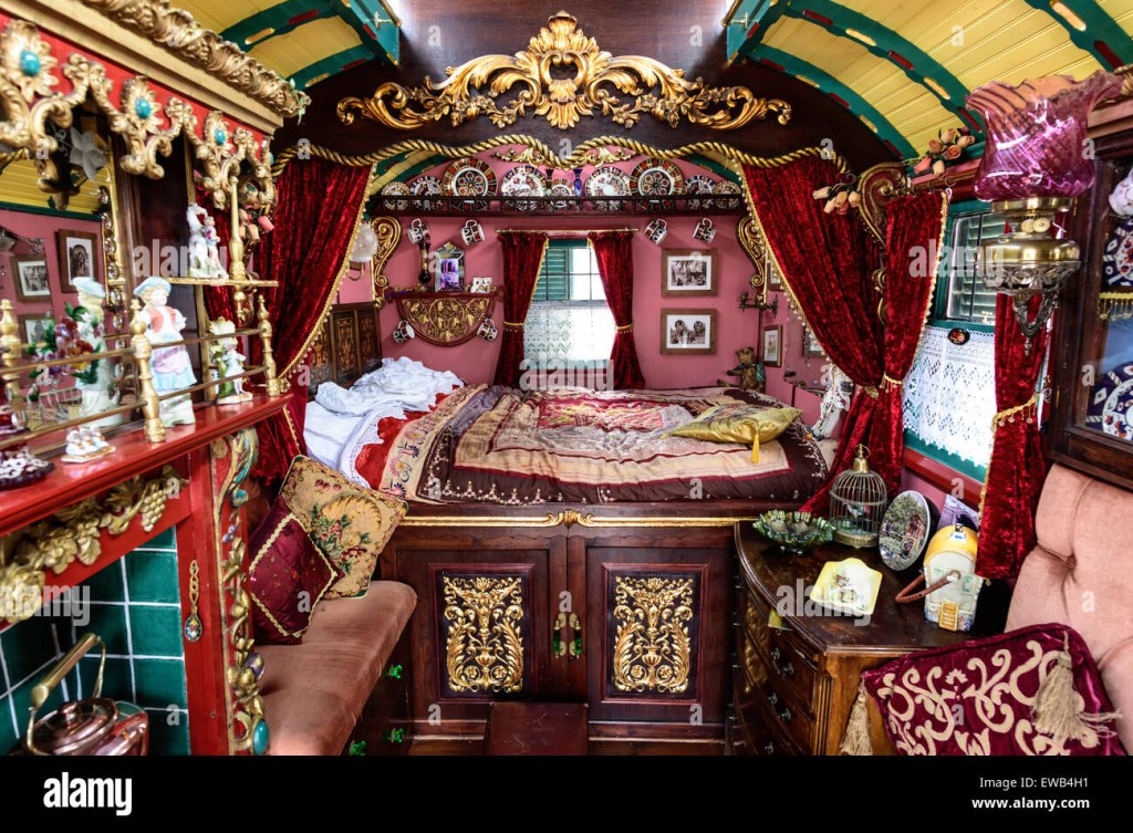 Picture of: Gypsy caravan interior -Fotos und -Bildmaterial in hoher Auflösung
