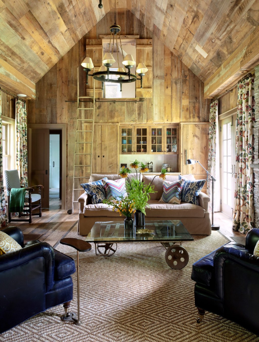 Picture of: Inside Creative Barn-Style Interiors – Chairish Blog