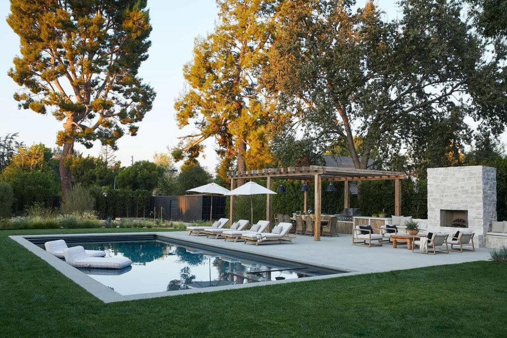 Picture of: West Coast style meets modern farmhouse in this unforgettable LA home
